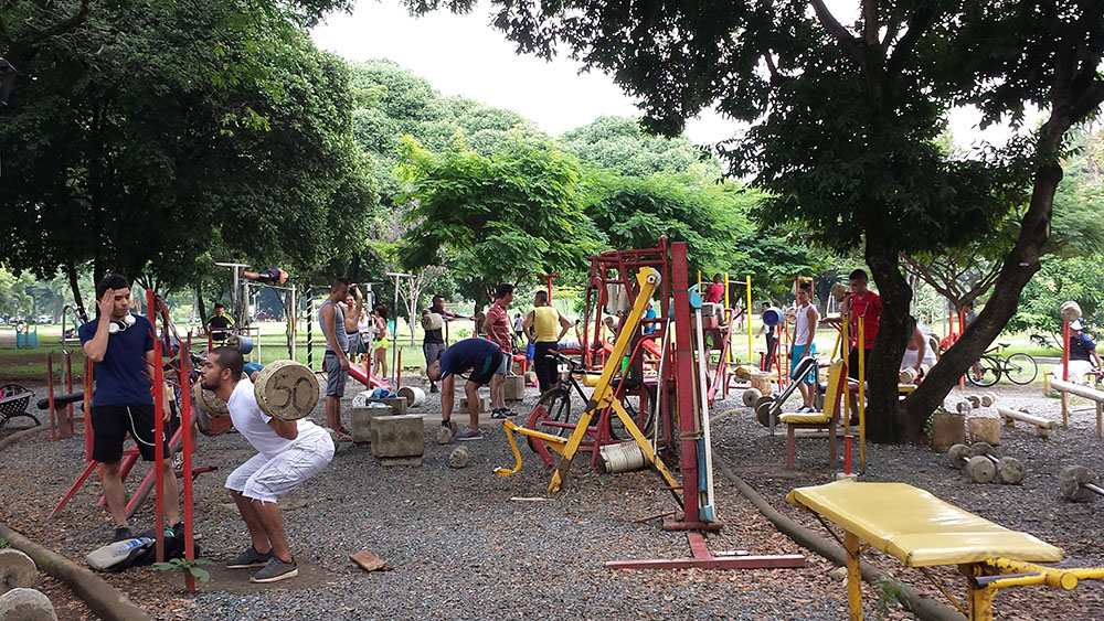 The free outdoor gym in Cali’s El Ingenio Park