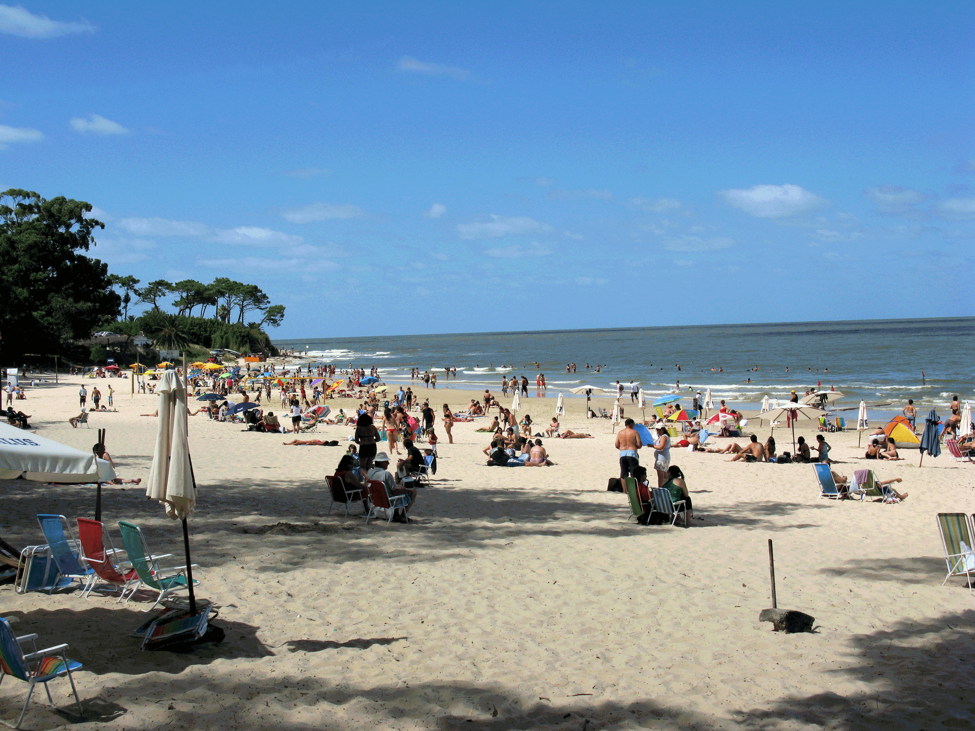 Atlántida's beach is right in town, convenient to everything