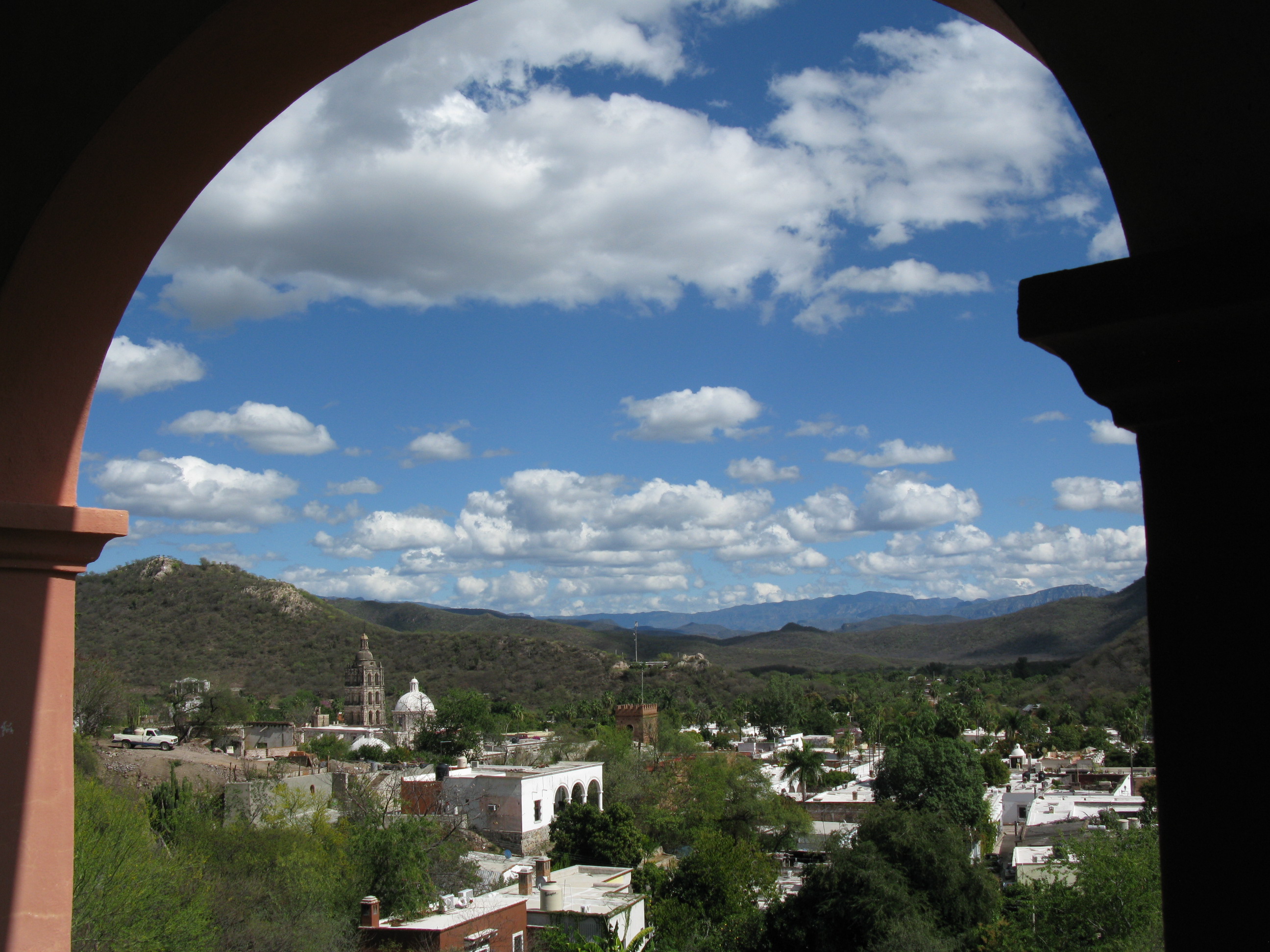 The surrounding mountains and endless views are a prime attraction in Álamos