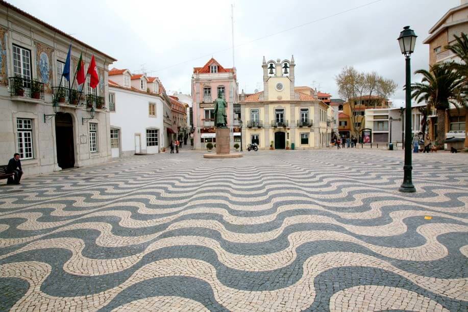 The Outubro plaza in Cascais