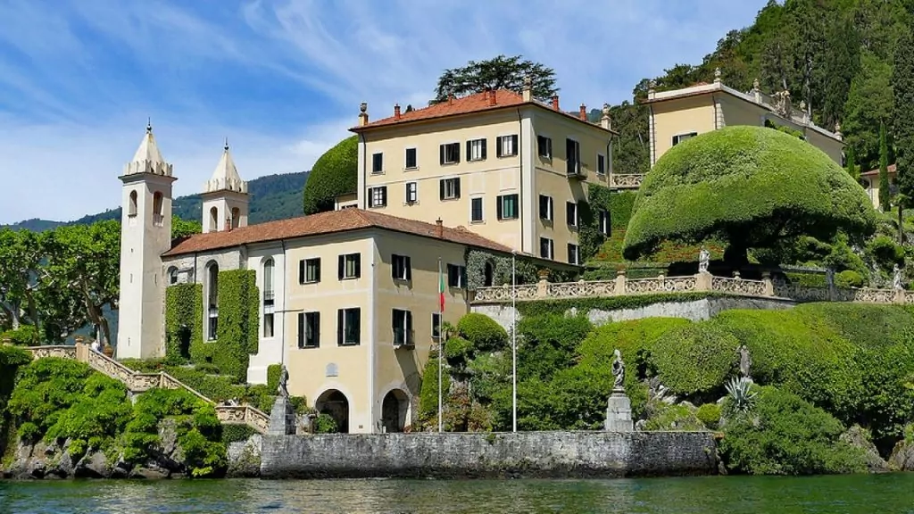 A house by a lake in Italy