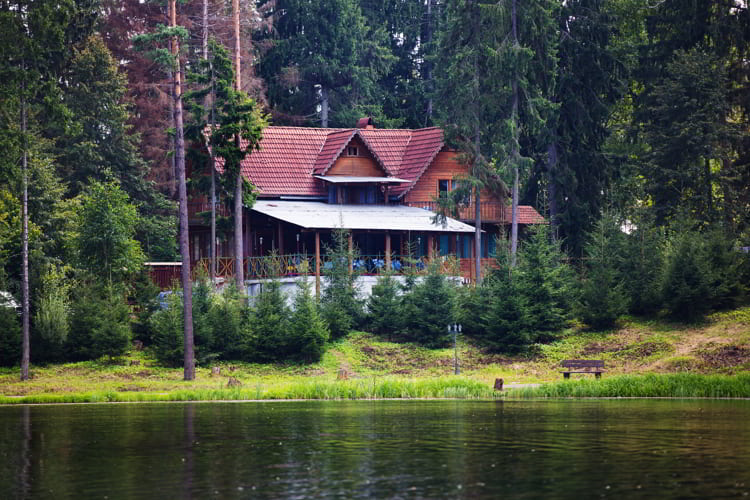 House village lake forrest green grass